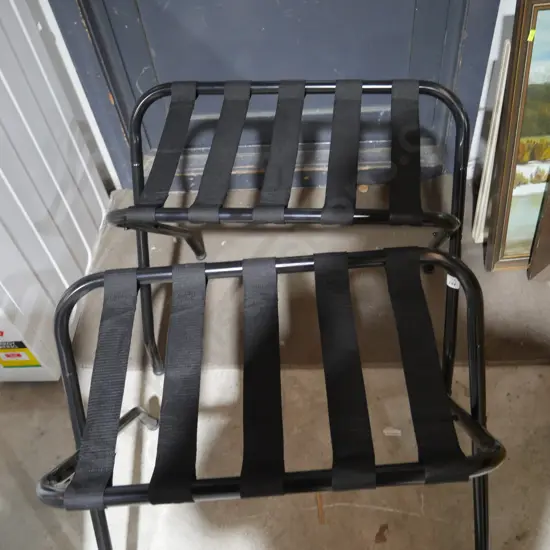 2 luggage stands
