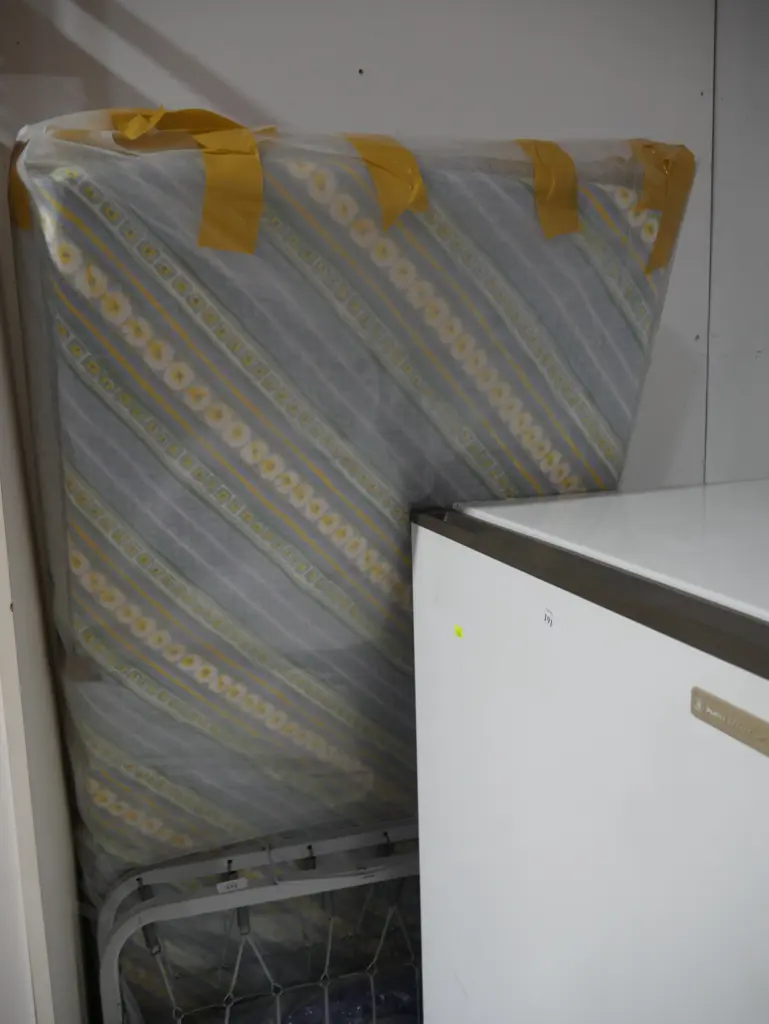 Foldaway bed and mattresses Image 1++