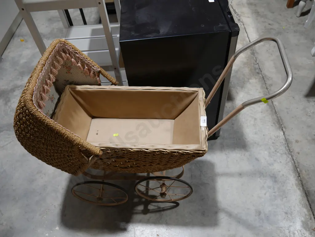 Cane dolls pram Image 1++