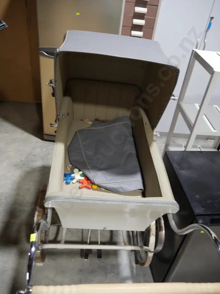 Vintage pram Image 1++