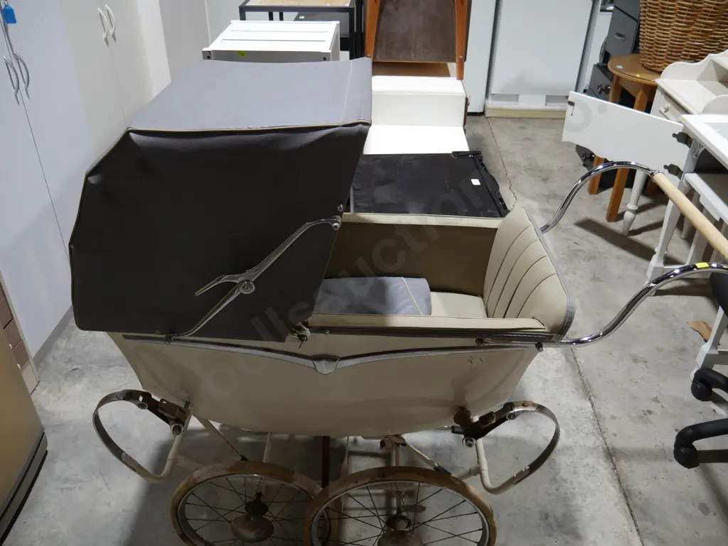 Vintage pram Image 1++
