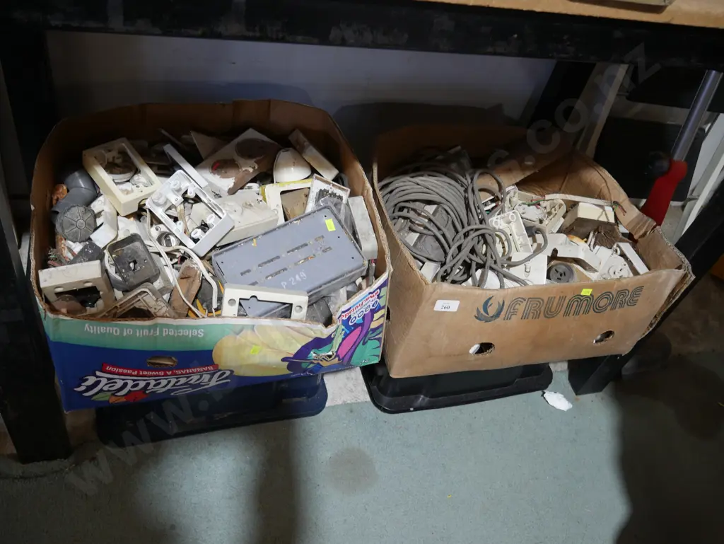 Assorted plugs and sockets Image 1++
