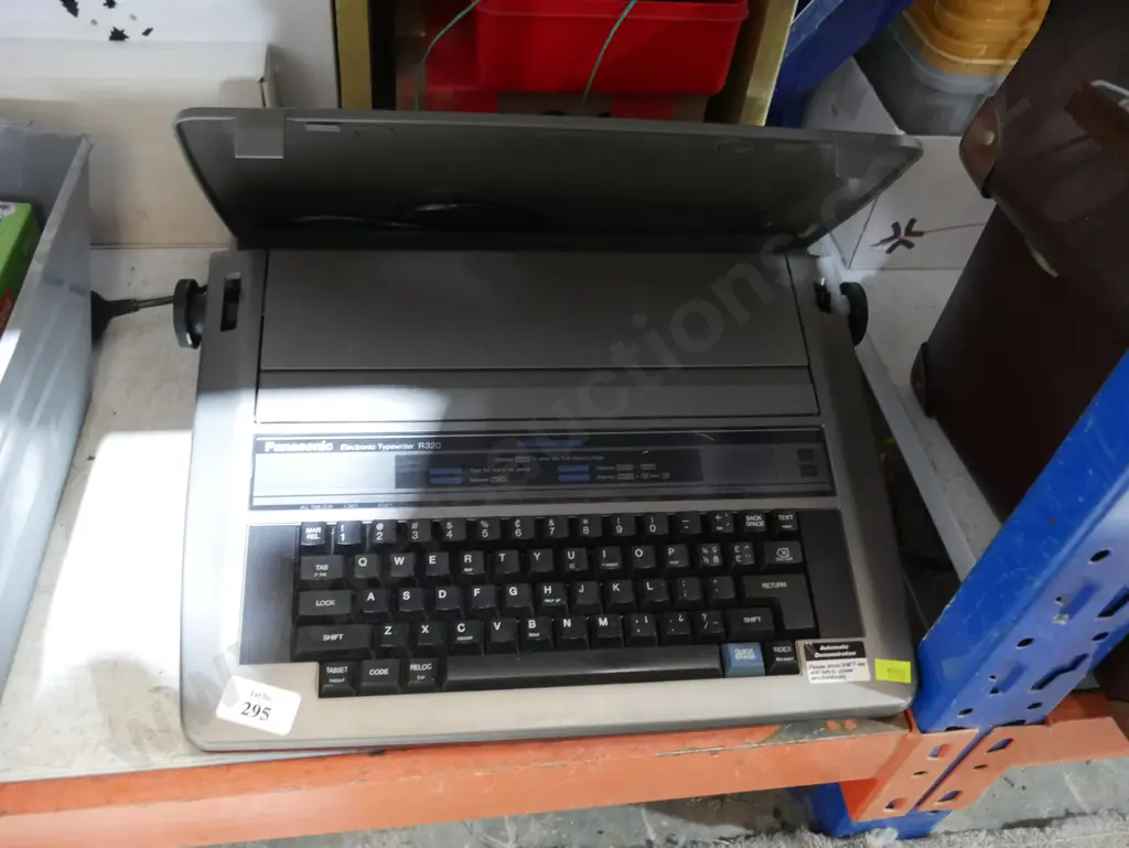 Panasonic typewriter Image 1++