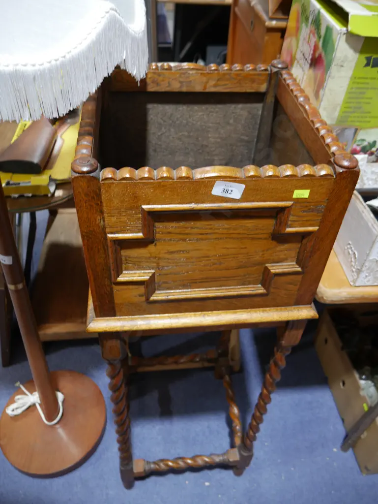 Antique plant stand Image 1++