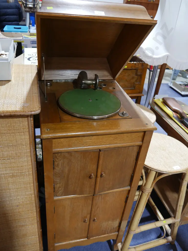 Phonograph Image 1++