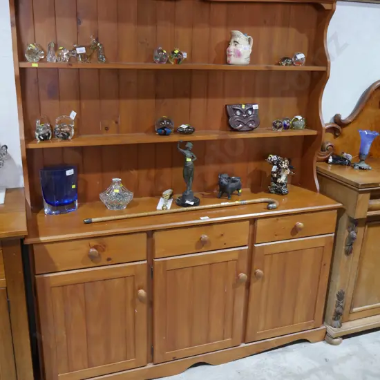 Hutch dresser