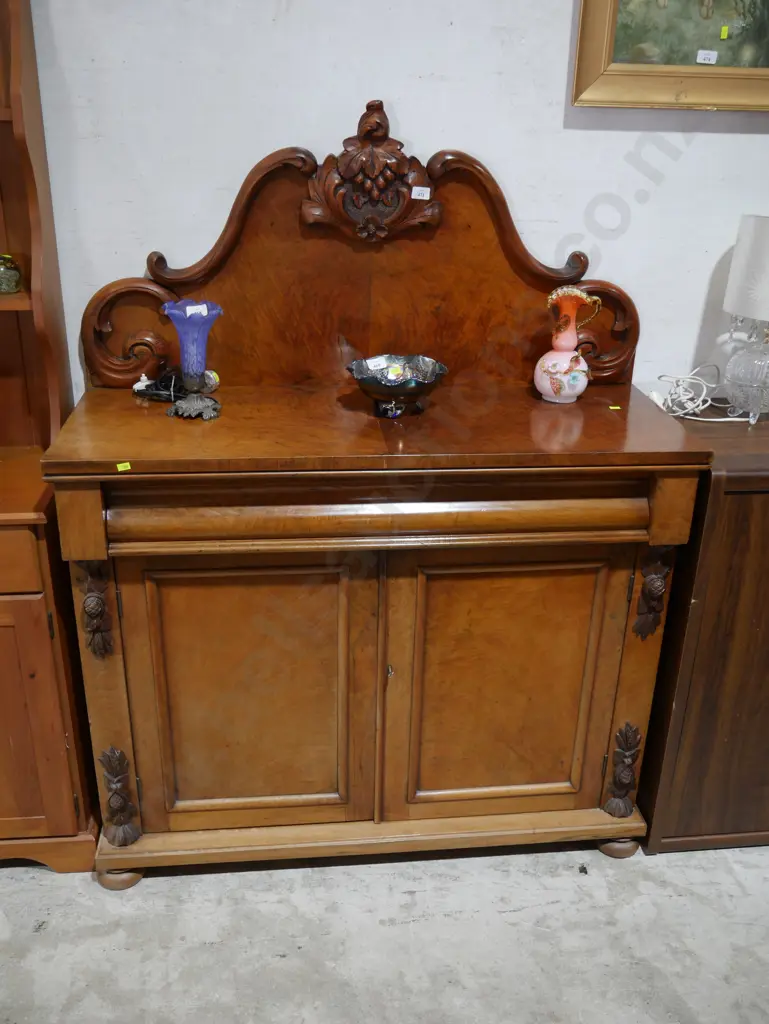Sideboard Image 1++