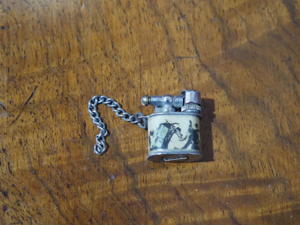 Miniature cigarette lighter Image 1++