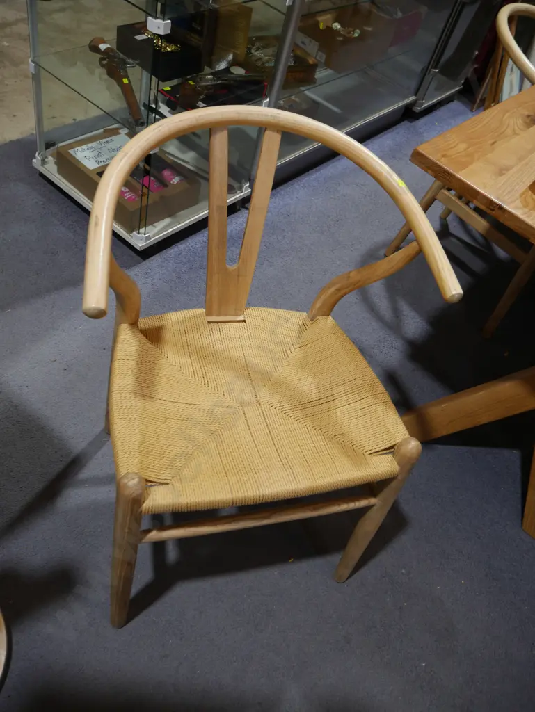 Modern dining table and 6 chairs Image 1++