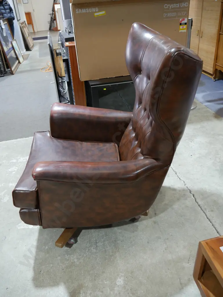 Wing back chair Image 1++