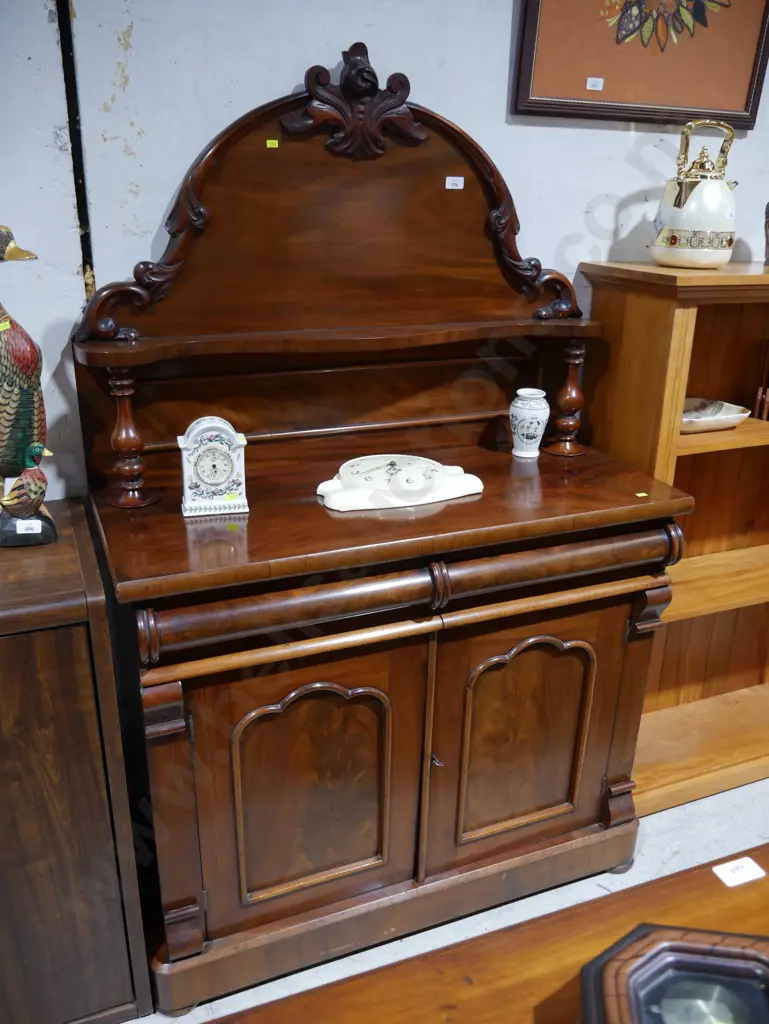 Sideboard Image 1++