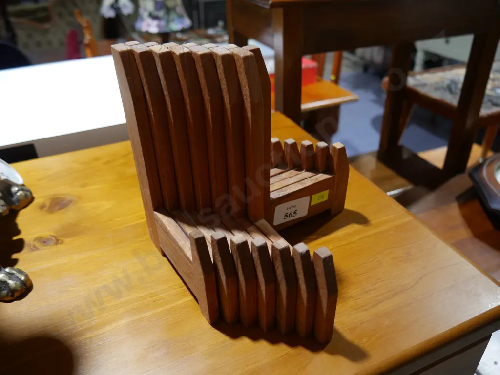 Plate stands Image 1++