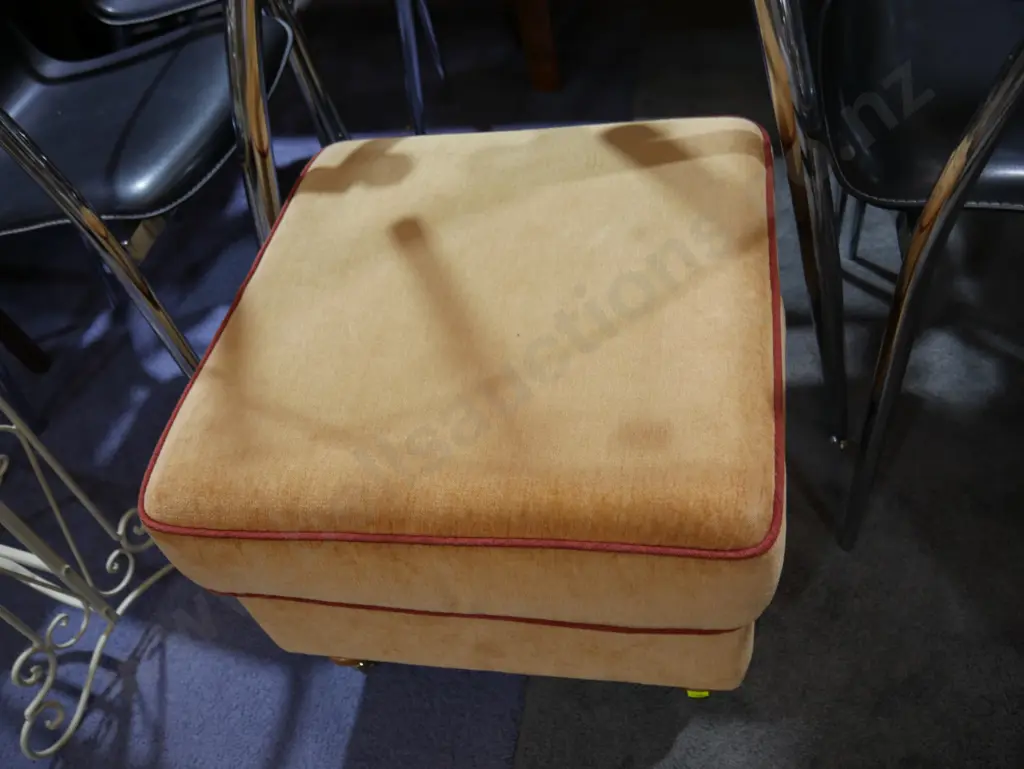 Ottoman on casters Image 1++