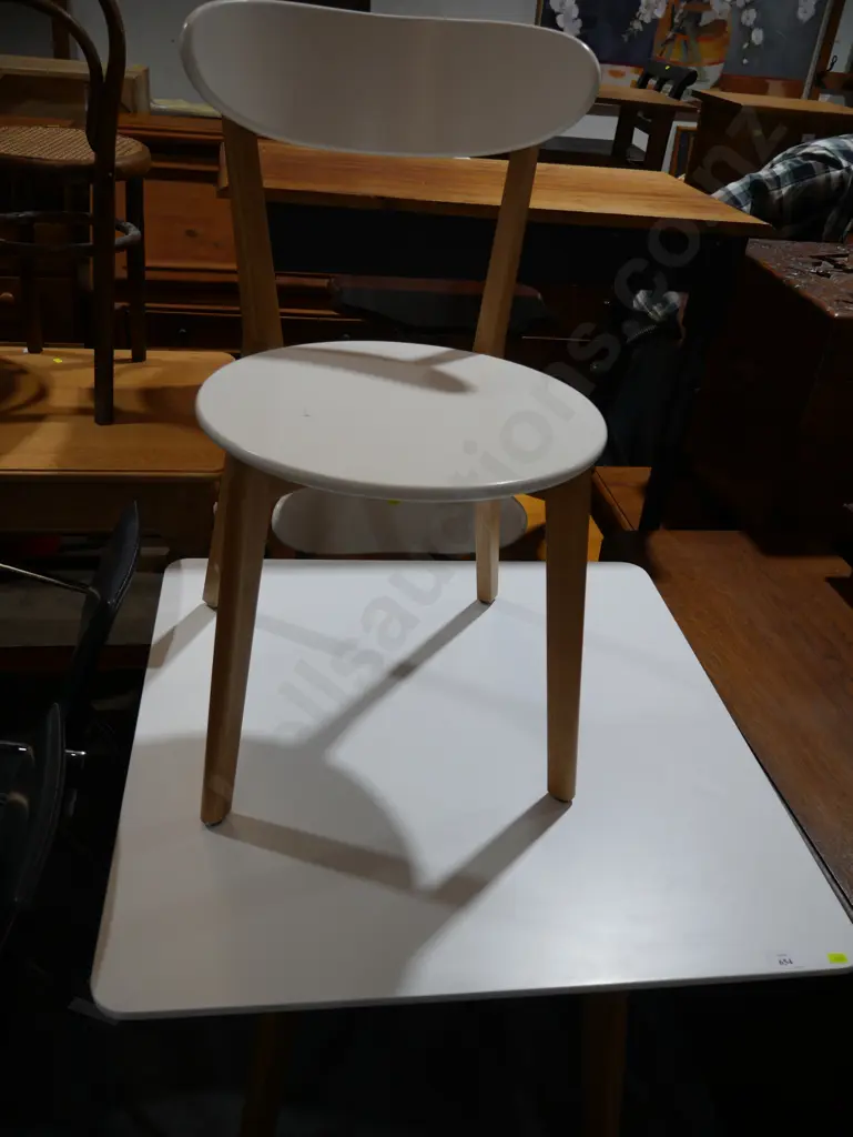 Square dining table and two chairs Image 1++