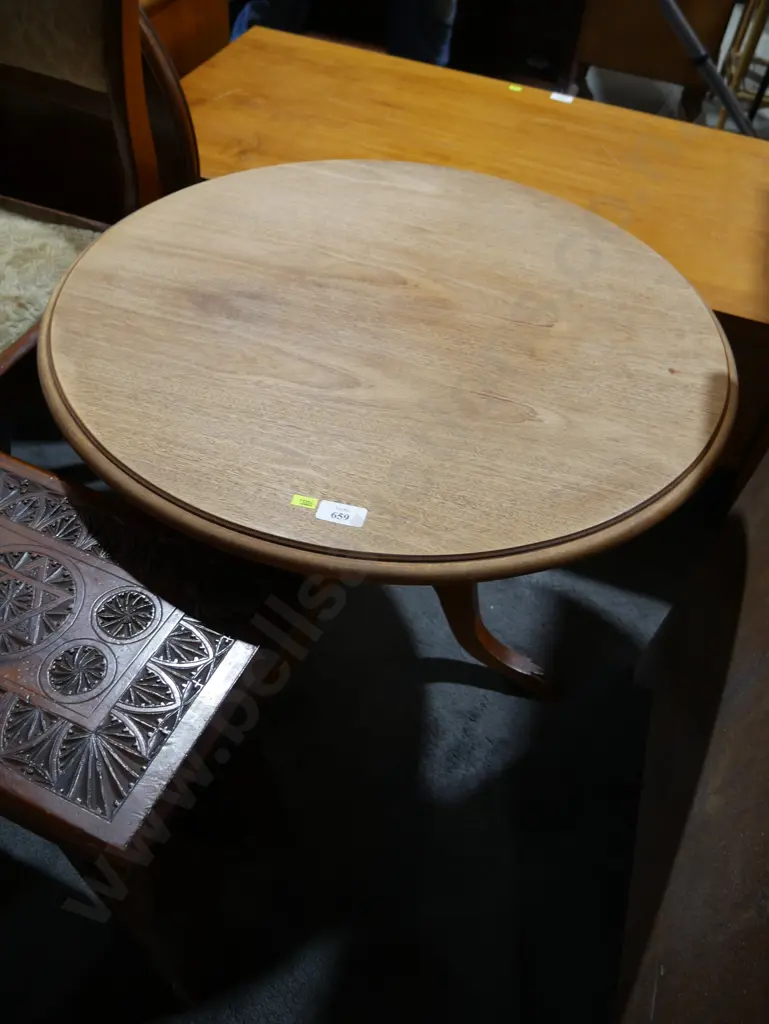 Round side table Image 1++