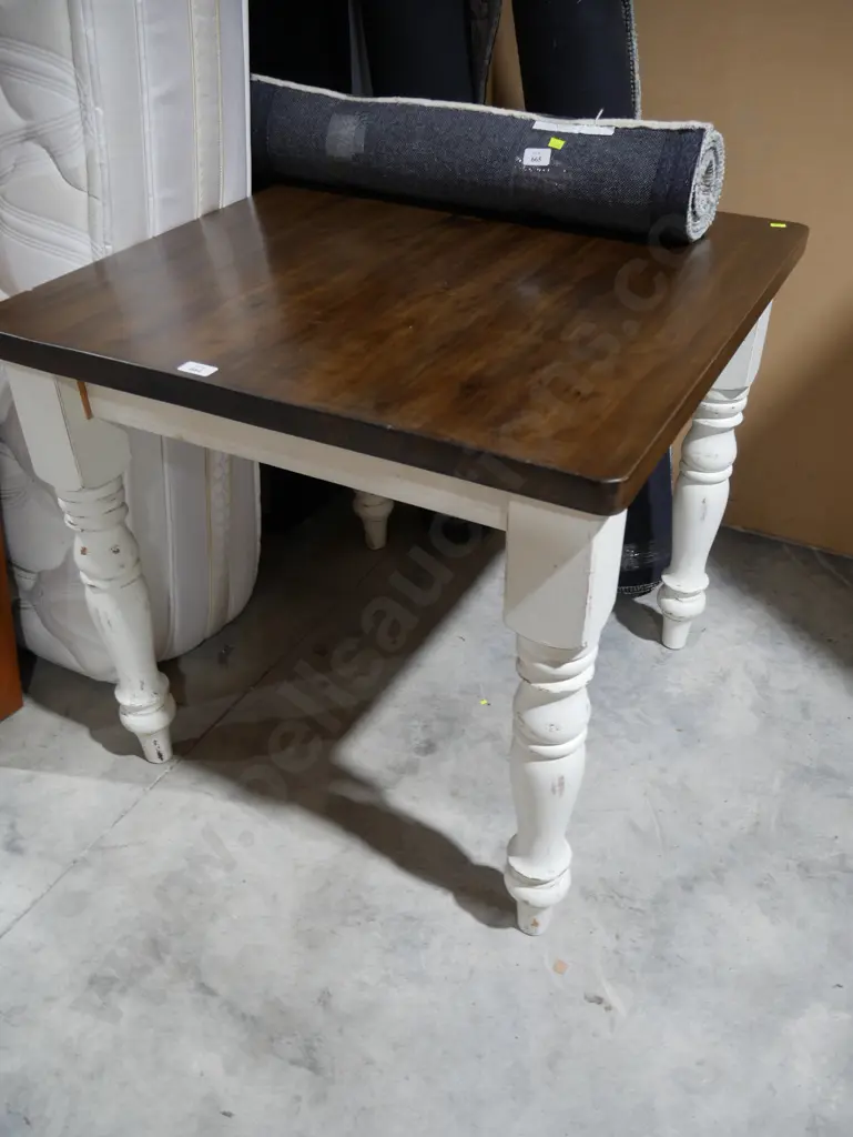 Square dining table Image 1++