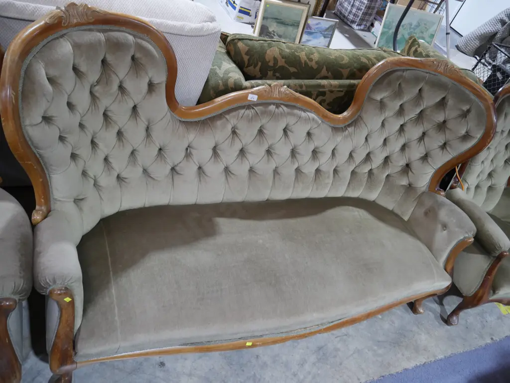 Three piece deep buttoned lounge suite Image 1++