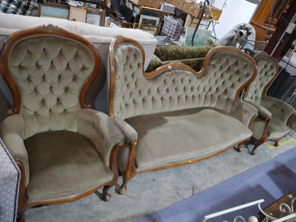 Three piece deep buttoned lounge suite Image 1++