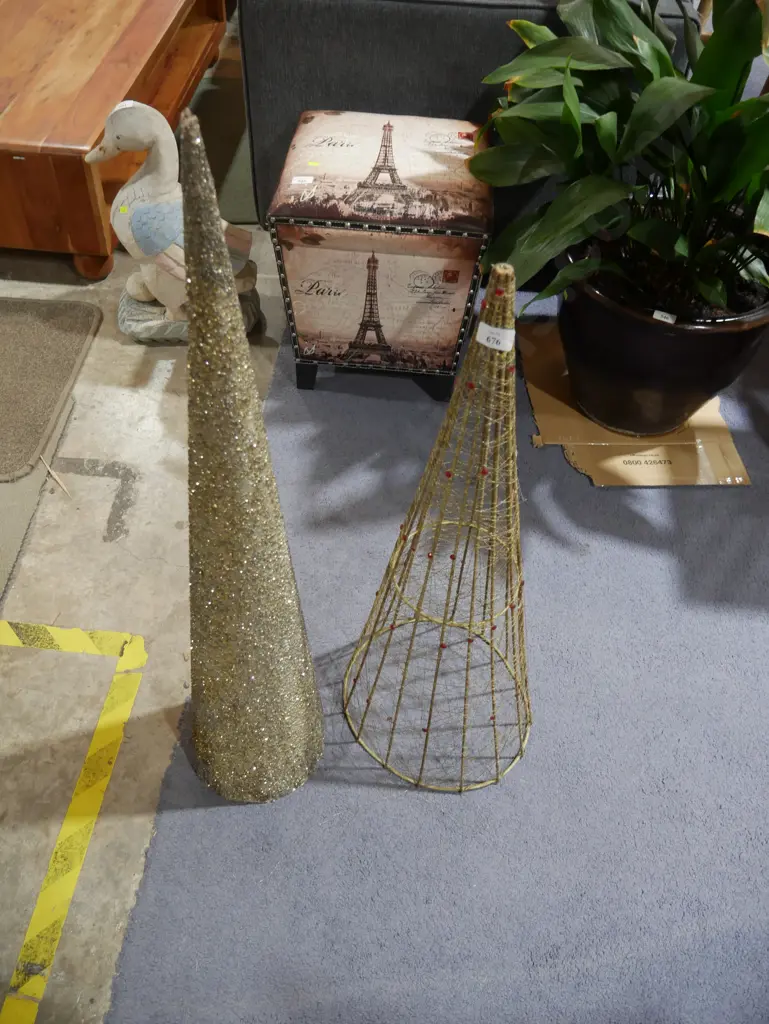 Two Christmas tree ornaments Image 1++