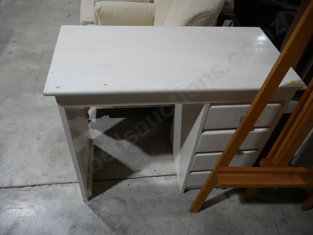 White desk Image 1++
