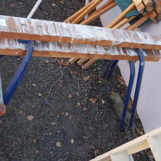 2 saw horses