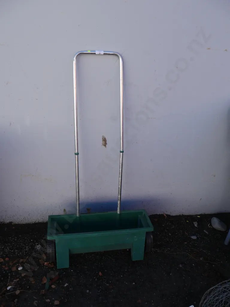 Fertilizer spreader Image 1++