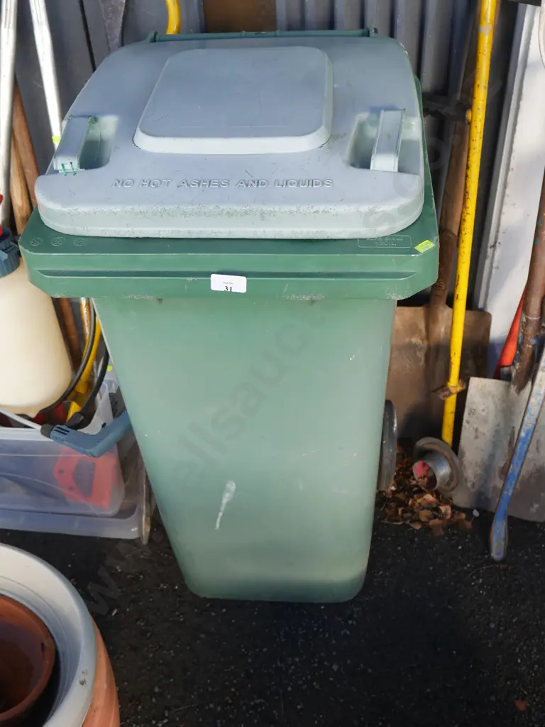 Green rubbish bin Image 1++