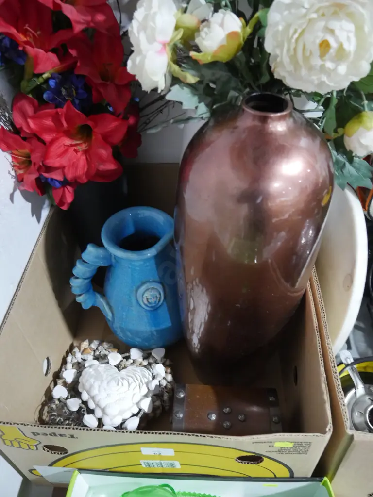 Vases, artificial plants Image 1++
