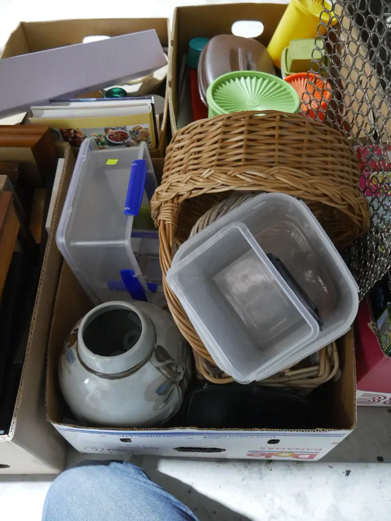 Cane baskets, vase etc Image 1++