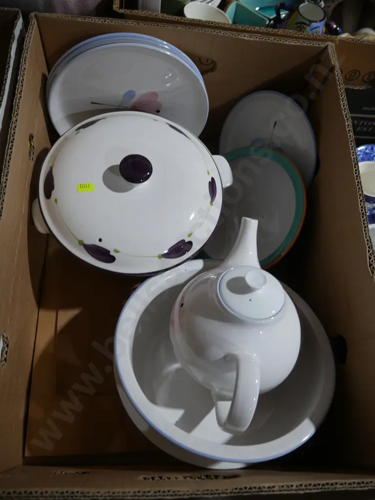 Box of Temuka pottery Image 1++