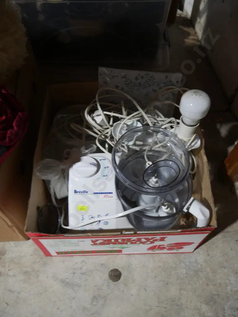 Breville food processor, table lamps etc Image 1++