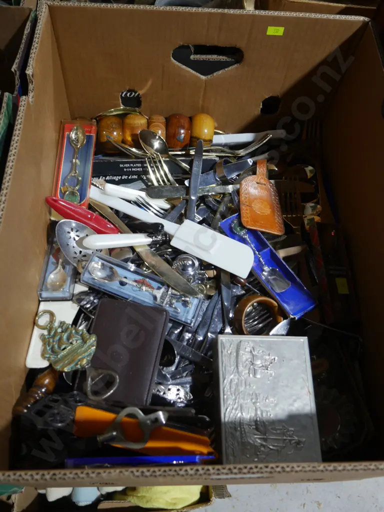Cutlery, souvenir teaspoons etc Image 1++