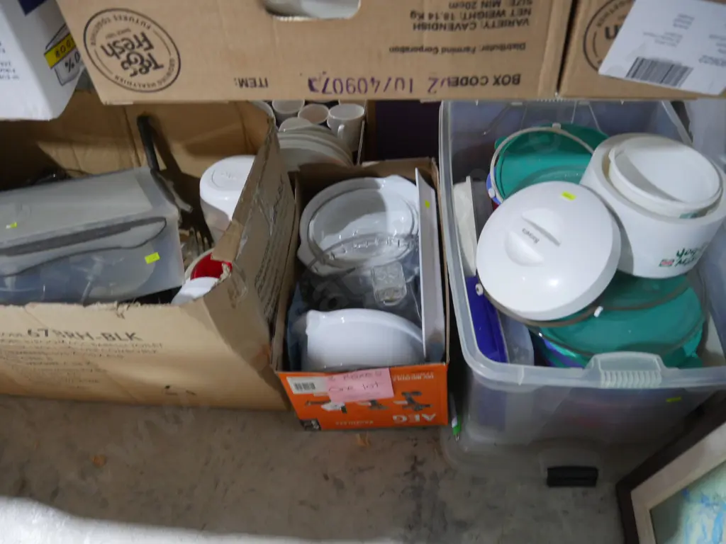 3 boxes of kitchenware Image 1++
