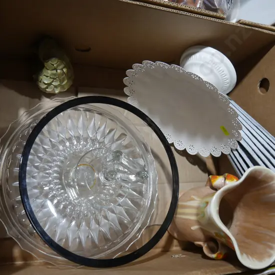 Vase, cake stand