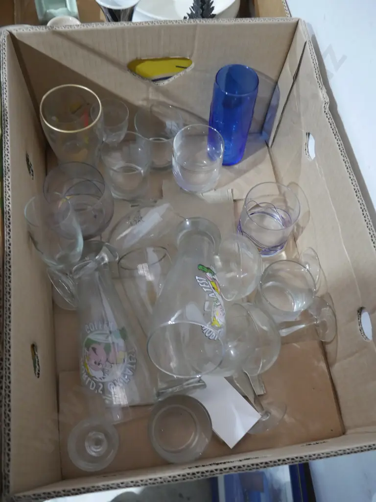 Box of glassware Image 1++