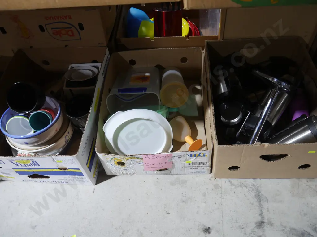 3 boxes of kitchenware Image 1++
