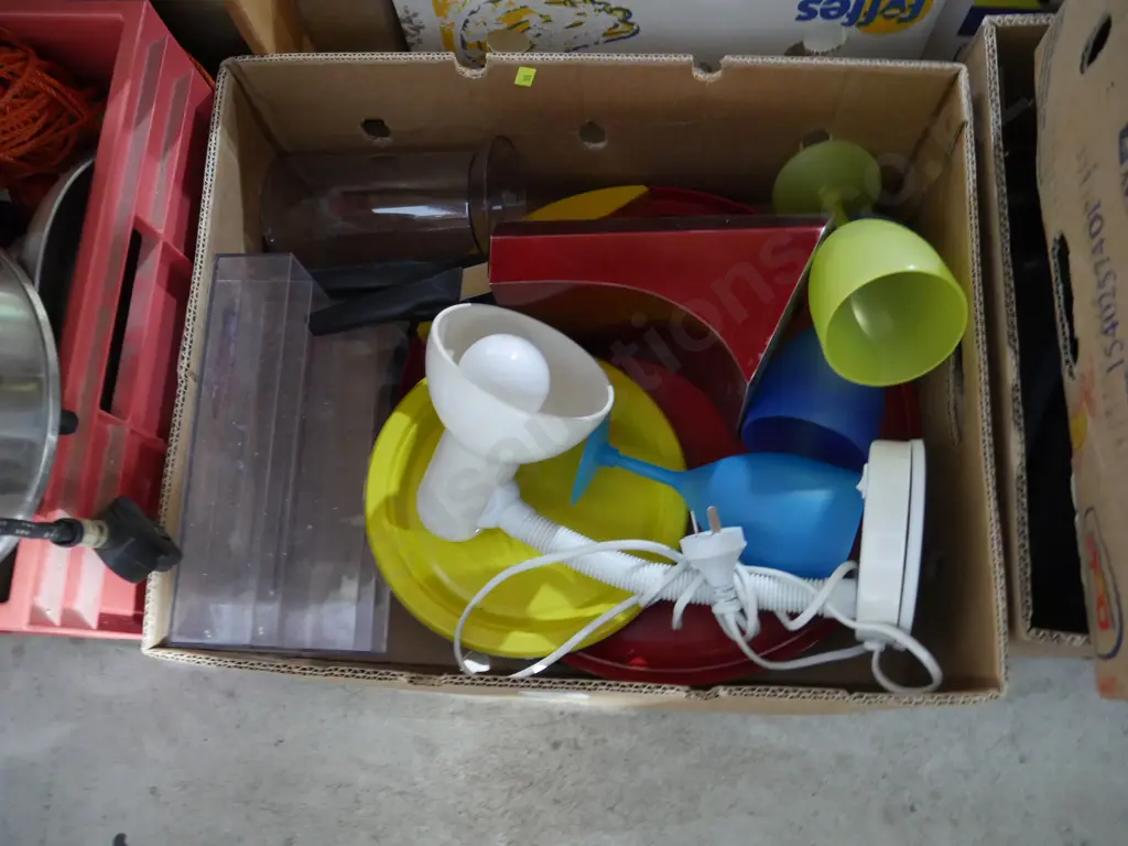 Knife block and knives, plastic plates etc Image 1++