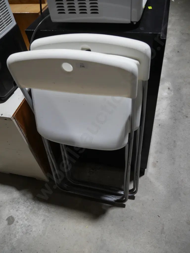 2 folding chairs Image 1++