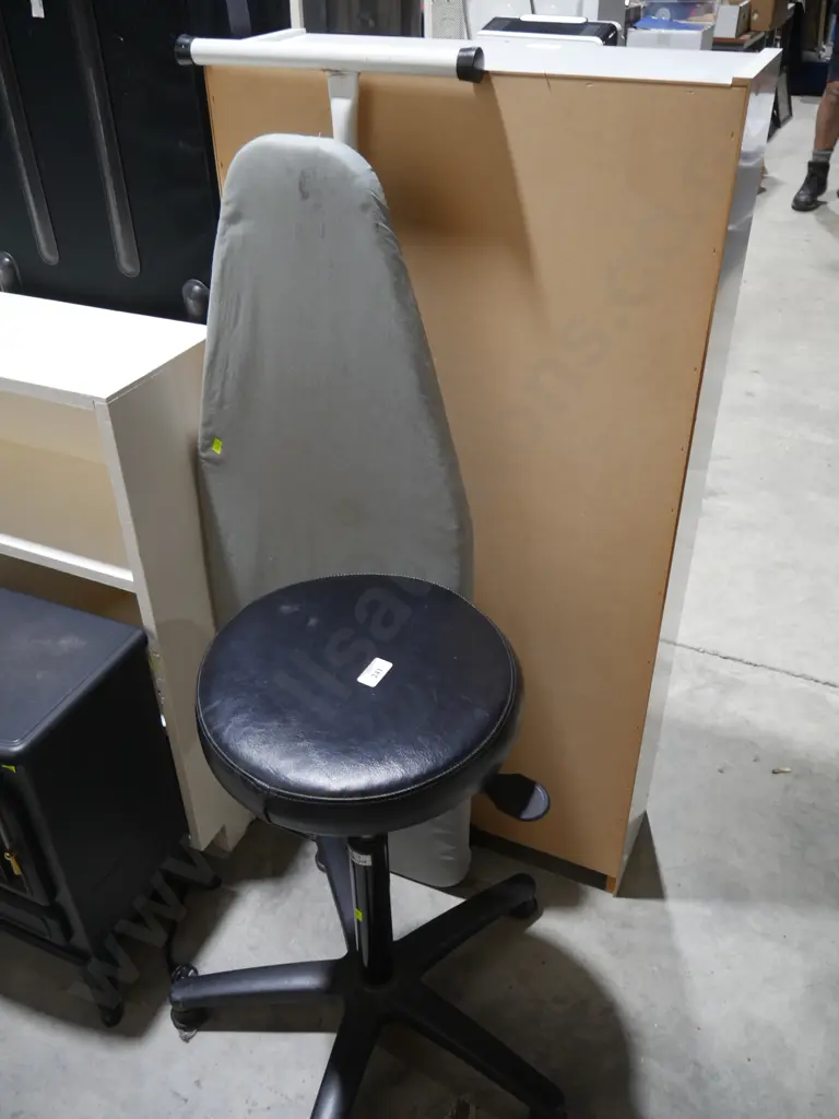 Swivel stool Image 1++