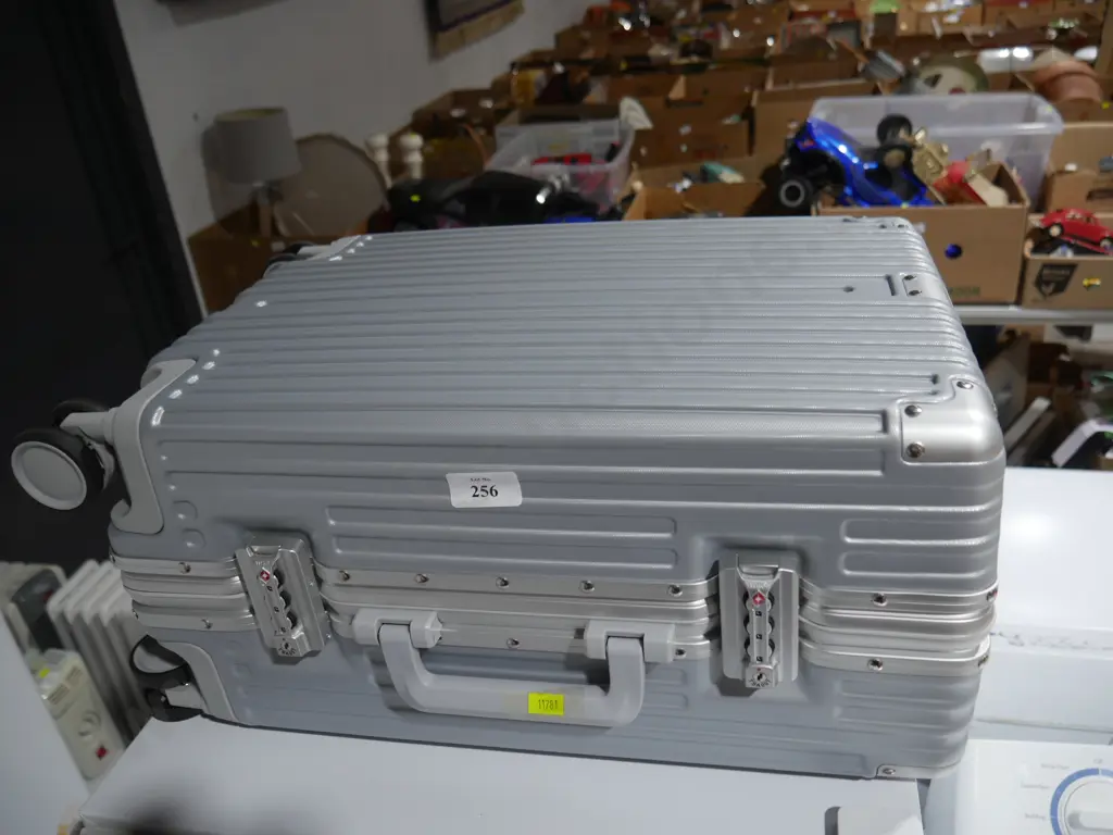 Hard shell suitcase Image 1++