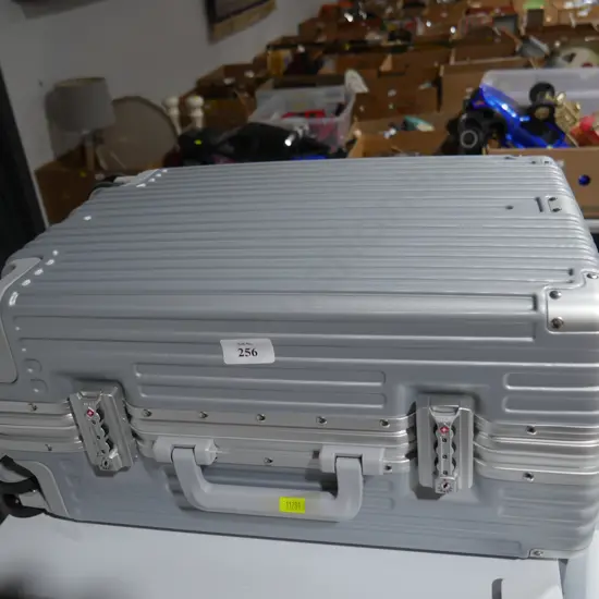Hard shell suitcase