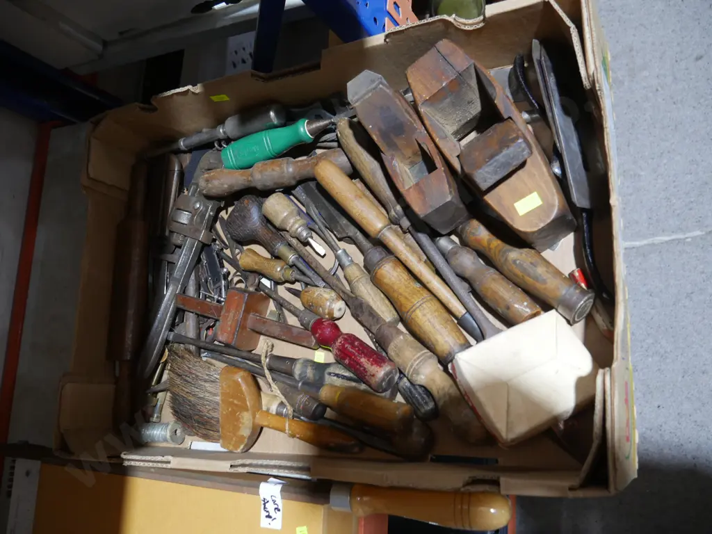 Assorted hand tools Image 1++