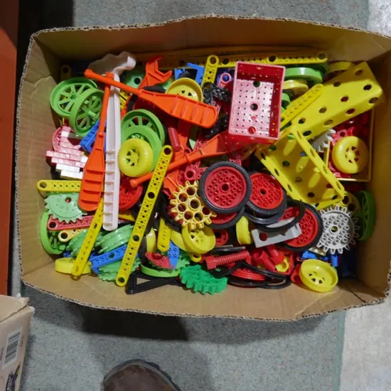 Plastic construction set