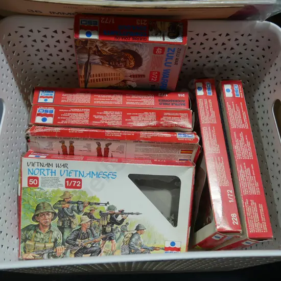 Mini war figurines