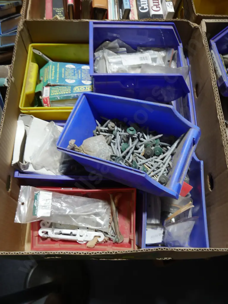Box of garage sundries Image 1++