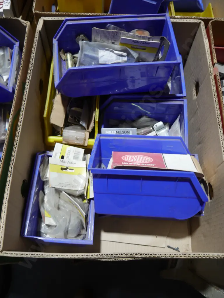 Box of garage sundries Image 1++
