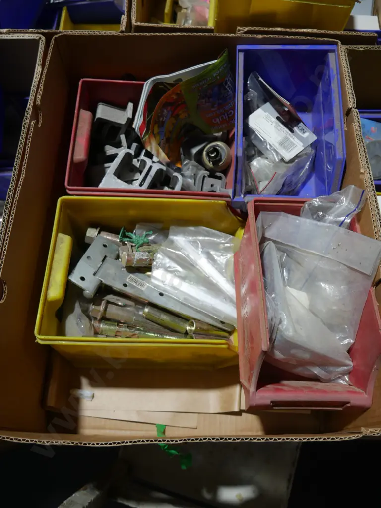 Box of garage sundries Image 1++