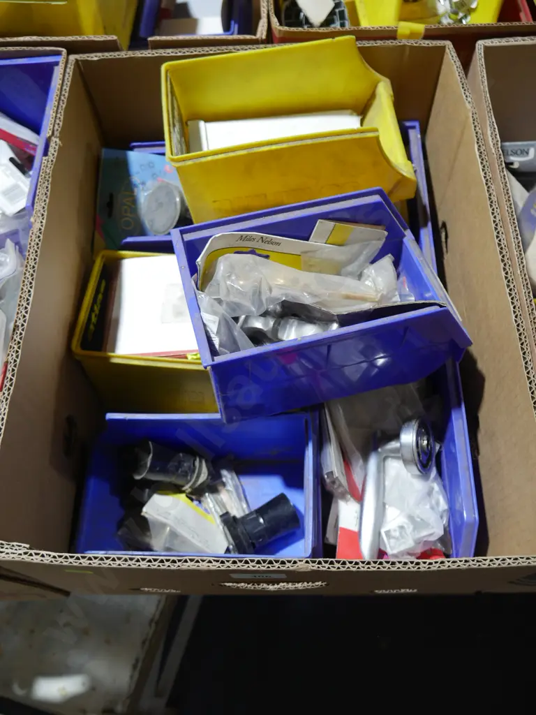 Box of garage sundries Image 1++