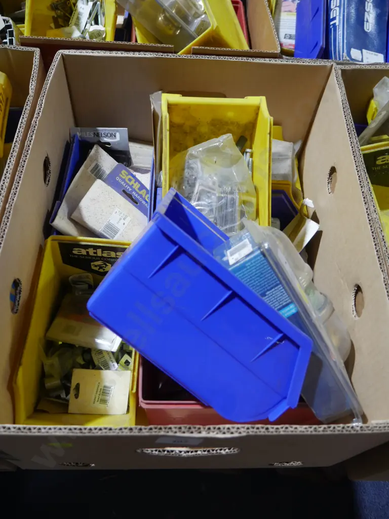 Box of garage sundries Image 1++