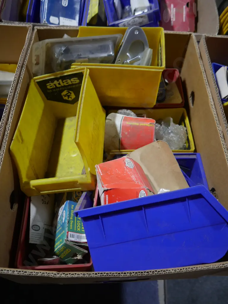 Box of garage sunderies Image 1++